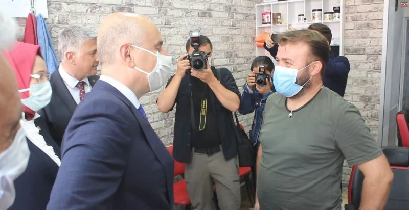 Bakan Karaismailoğlu’nun Tekirdağ’da berber ile güldüren diyaloğu
