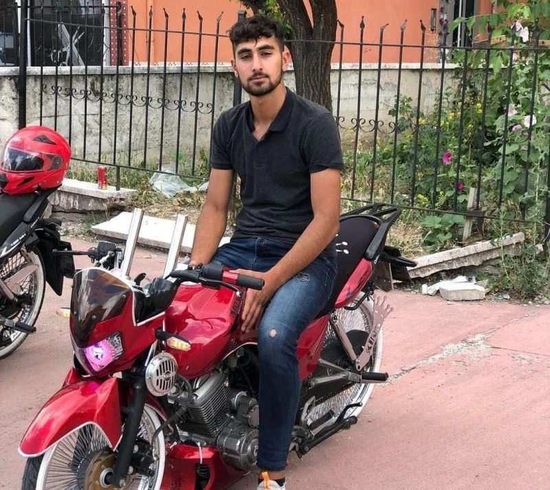 5 kişinin yaşamını yitirdiği kaza öncesi 3 arkadaş çekildiği fotoğrafı paylaşmış
