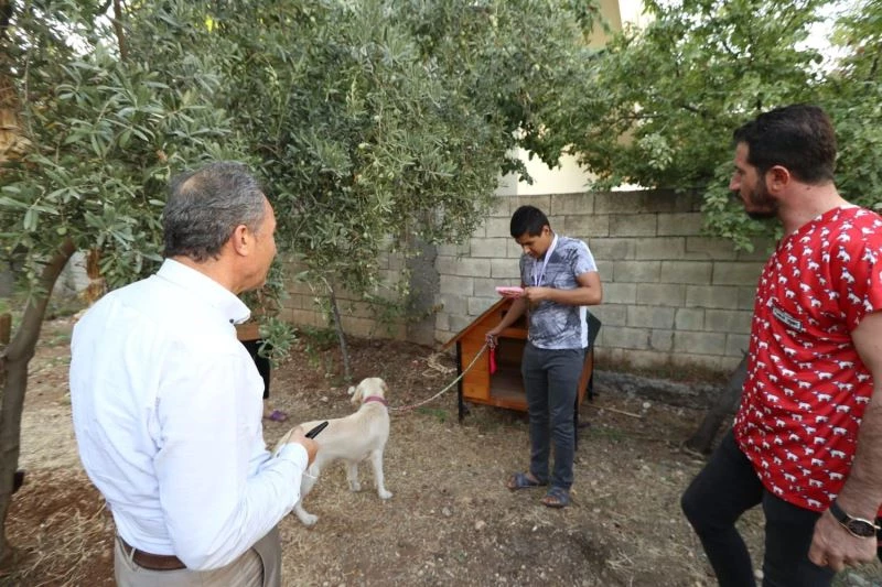 Kılınç, Furkan’a Köpek kulübesi hediye etti
