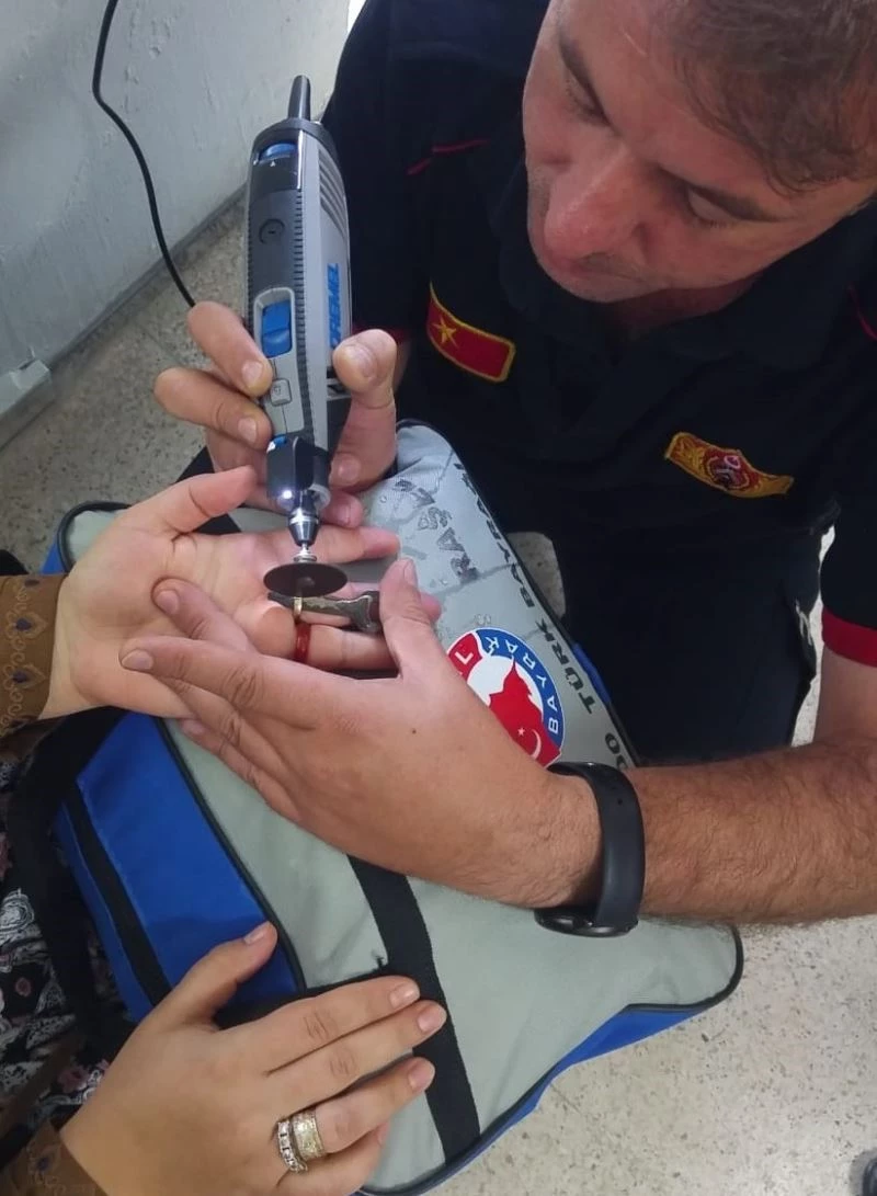 Parmağına sıkışan yüzükle soluğu bakın nerede aldı
