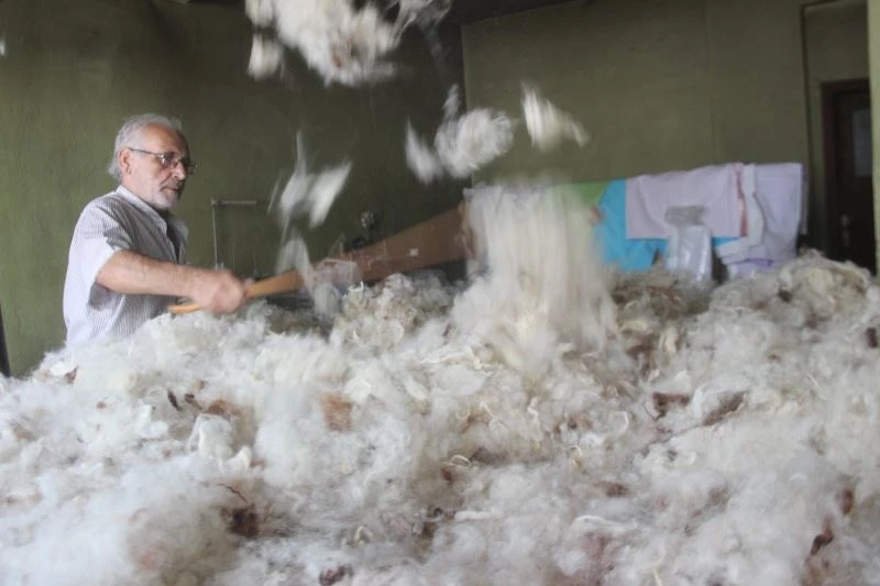 52 yıldır ekmeğini iğneden kazanıyor
