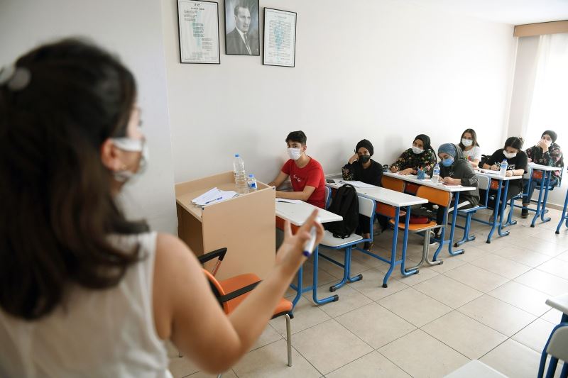 Mersin Büyükşehir Belediyesinin kurs merkezinde eğitim gören öğrencilerden bin 42’si üniversiteye yerleşti
