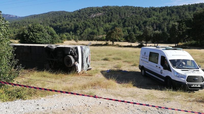 Tur otobüsü öğrenci servisine çarptı:1 ölü, 49 yaralı
