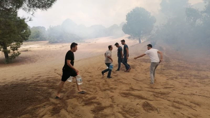 Vatandaşlar ellerinde dallar ve yerden topladıkları kumlarla yangına müdahale etti
