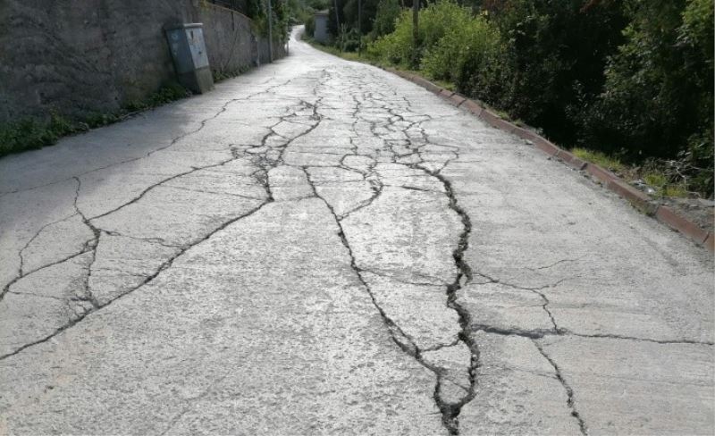 Su ve yol sorunu çözülmeyen mahalleli, belediyeye tepki gösterdi
