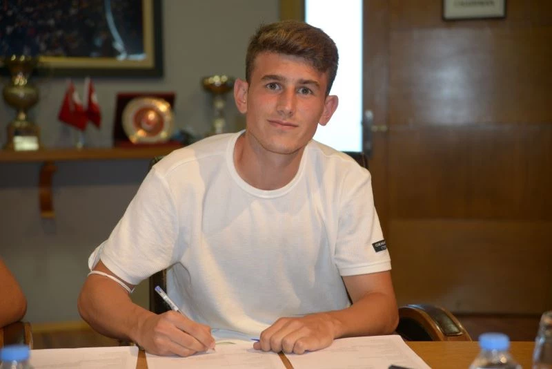 Bursaspor Kulübü, 4 altyapı futbolcusuna profesyonel imza attırdı
