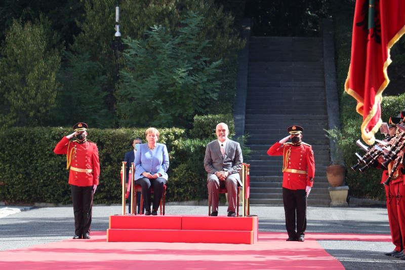 Merkel, Arnavutluk’taki resmi törene oturarak katıldı
