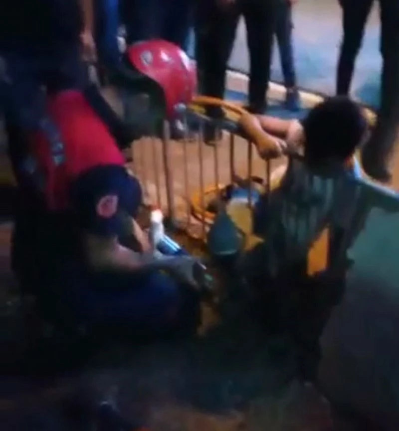 Oyun oynarken demir korkuluğa sıkıştı, yardımına itfaiye yetişti
