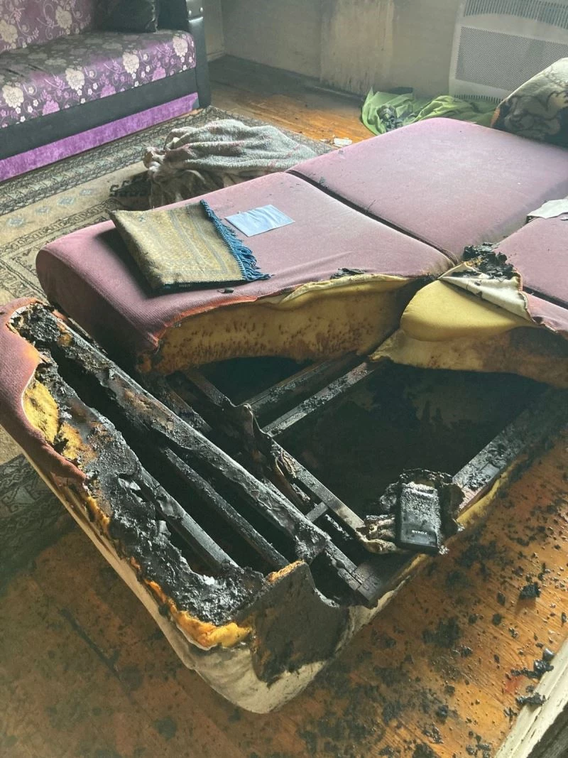 (Özel) Şarja takılı bırakılan powerbank patladı, yangın çıktı
