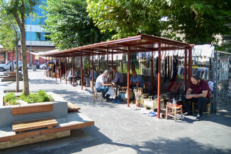 Nebi Cami önündeki ayakkabı boyacılarının yeri yenileniyor
