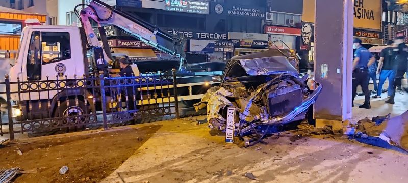 Beşiktaş’ta demir korkuluklara çarpan otomobil hurdaya döndü
