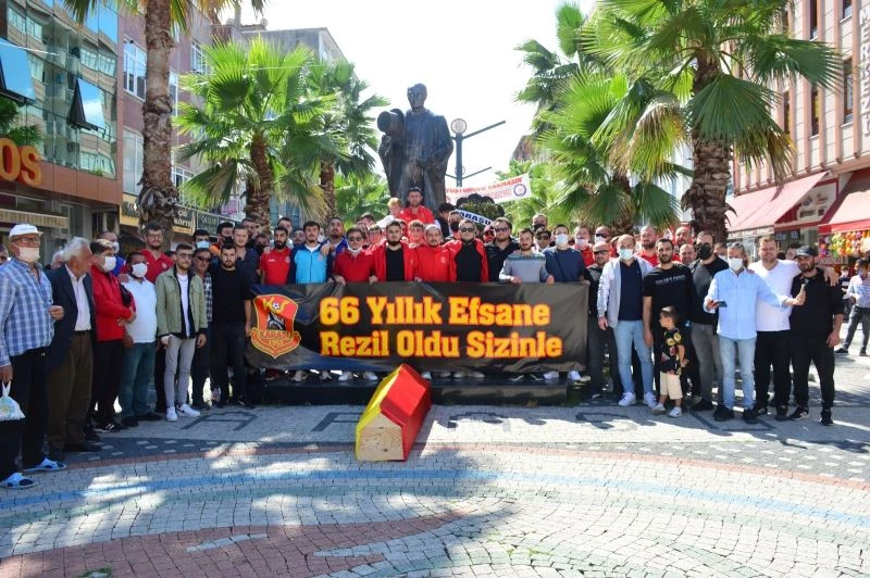 Başkan bulamayınca taraftarlar kulübün cenazesini kaldırdı
