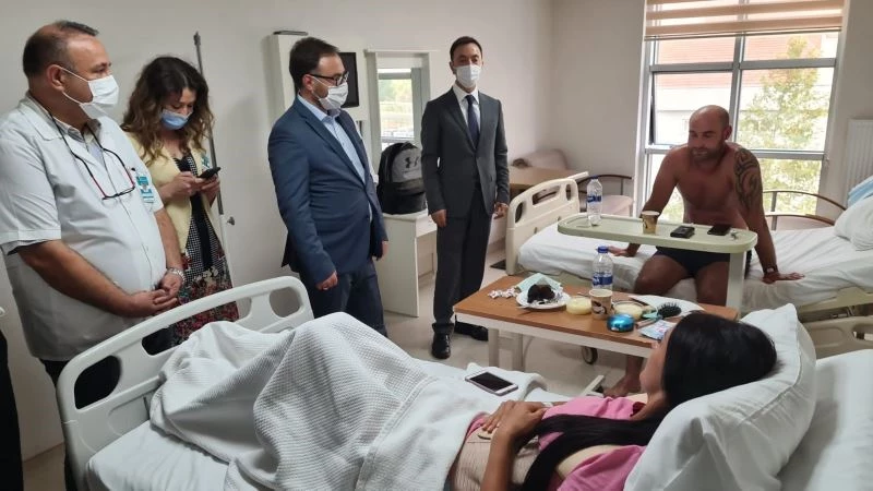 Ukrayna Antalya Konsolosu kazada yaralanan turistleri ziyaret etti
