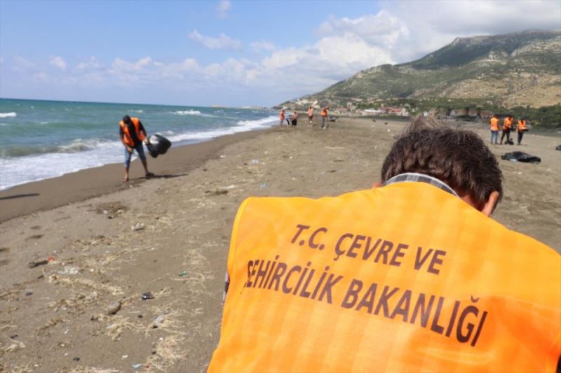 Hatay sahillerinde Suriye kaynaklı petrol sızıntısının temizlik çalışmaları sürüyor