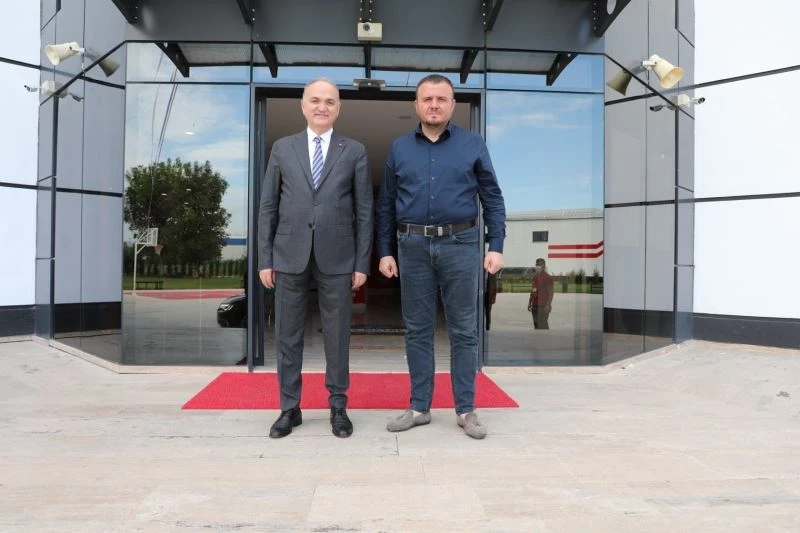 Başkan Özlü Bahçeşehir Kolejini ziyaret etti
