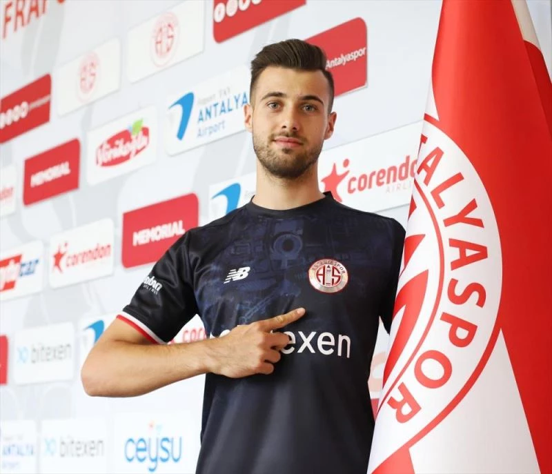 Antalyaspor, genç kaleci Ataberk Dadakdeniz ile sözleşme imzaladı