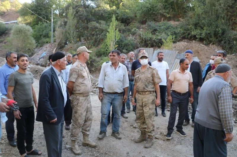 Komutanlar, ahırı yanan güvenlik korucusuyla bir araya geldi
