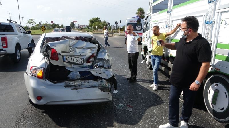 Kırmızı ışıkta bekleyen otomobile kamyon çarptı, şoför tepki gösterdi: “Ukala ukala araç kullanıyorlar”
