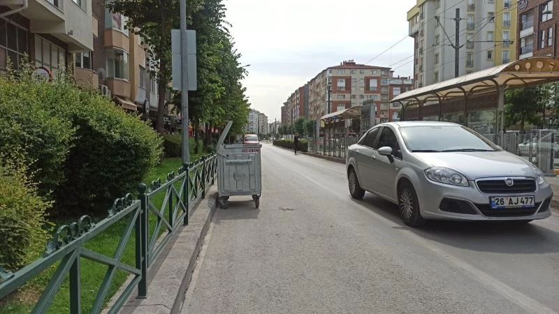 Şeridin yarısını kaplayan çöp konteynerleri trafiği olumsuz etkiliyor
