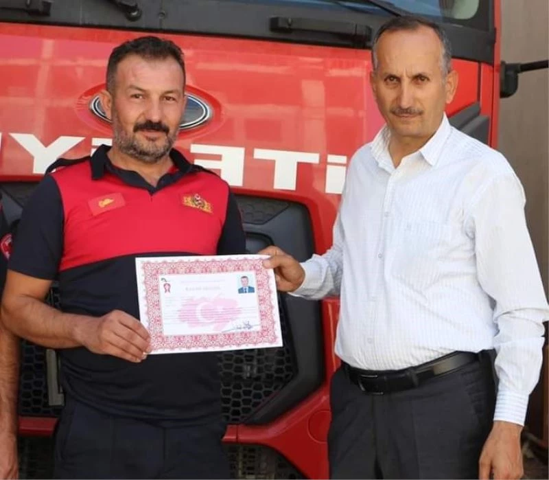 Bin 900 kilometre uzaklıktaki yangına giden itfaiye ekibine başarı belgesi
