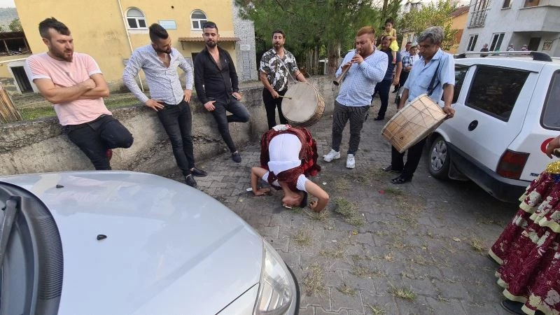 Paranın çekiciliği virüsü unutturdu, ağzıyla aldı
