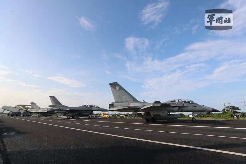 Tayvan savaş uçakları otoyola kurulan geçici piste iniş yaptı
