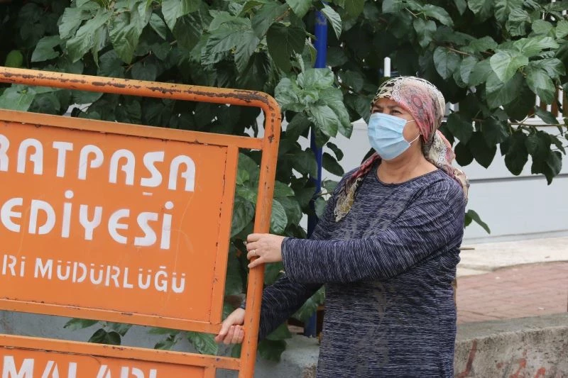 Mahallede bulunan tabelayı aracına yükleyen hurdacıya şoku yaşatan teyze: “Emanete sahip çıktım”
