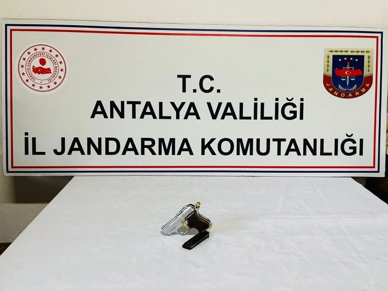Yol kontrolünde durdurulan otobüsteki yolcudan ruhsatsız tabanca çıktı
