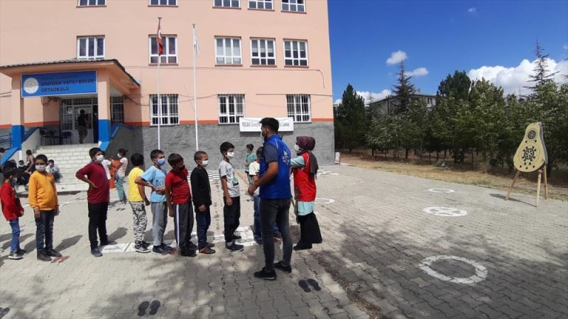 Kozan Gençlik Merkezi gönüllüleri, Tufanbeyli’de öğrencilerle bir araya geldi