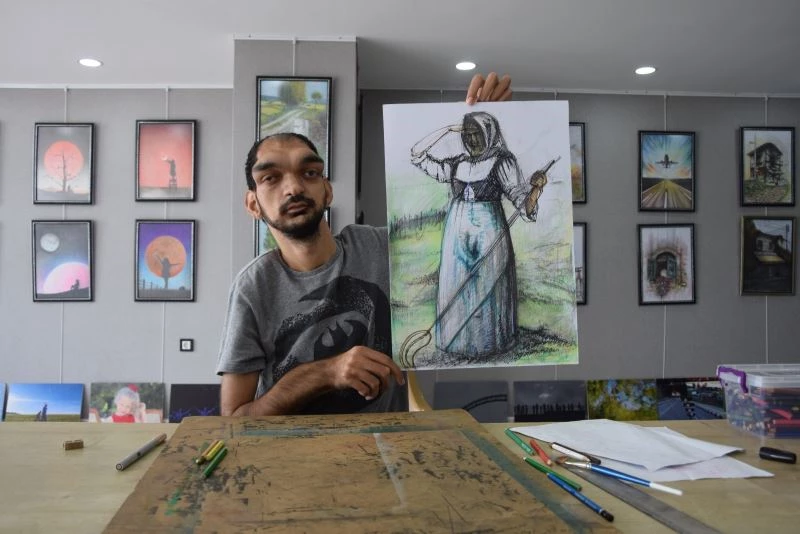  Doğuştan işitme ve yüzde 50 görme engeline rağmen resim yaparak hayata tutundu
