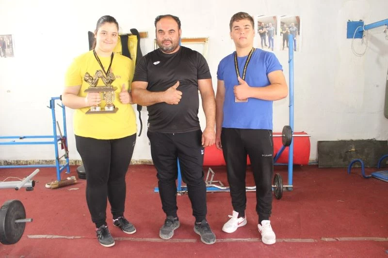 Bıçak ustaları bileği bükülemeyen sporcular yetiştiriyor
