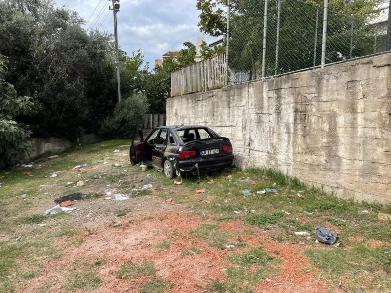 Terk edilen otomobil çocukların oyuncağı oldu

