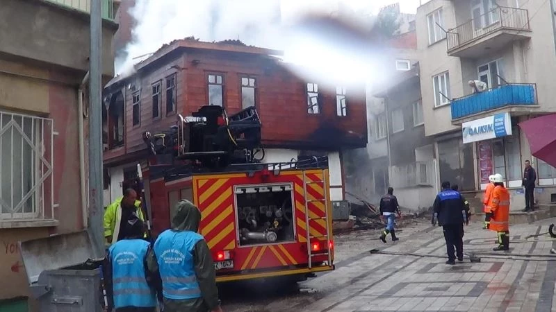 Gün ağardığında yanan konağın harabeye dönen hali ortaya çıktı
