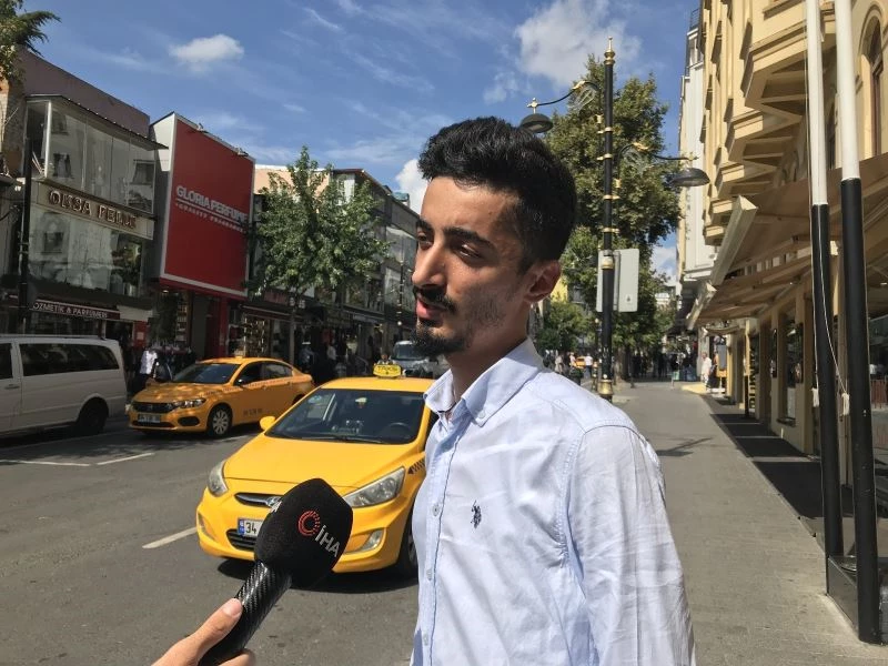  İstanbul’da taksiciden örnek davranış, para dolu cüzdanı turistlere ulaştırdı
