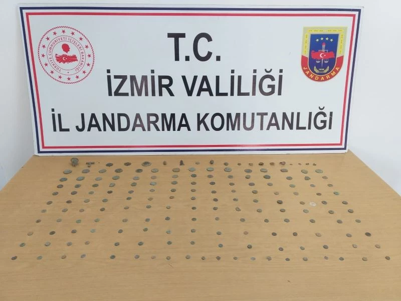 Jandarmanın durdurduğu araçtan 173 parça tarihi eser çıktı
