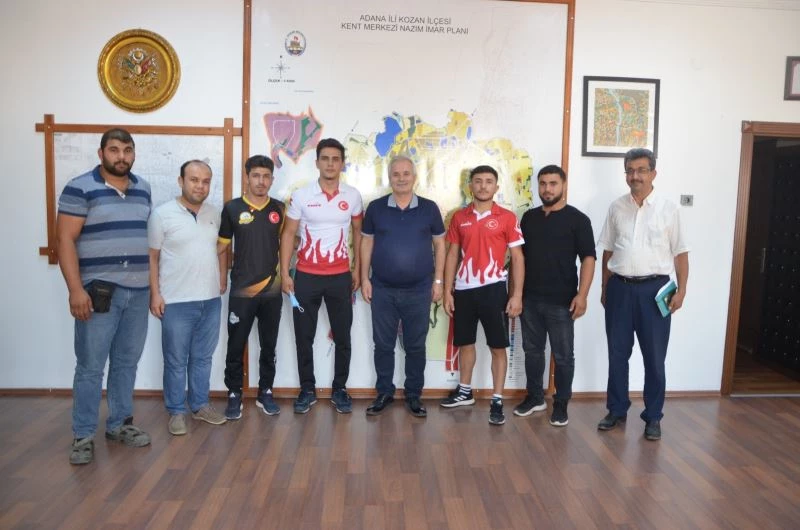 Özgan, bilek güreşinde dereceye giren sporcuları ödüllendirdi
