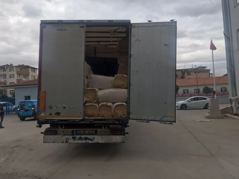Tır dorsesindeki saman balyalarının arasında 69 göçmen yakalandı

