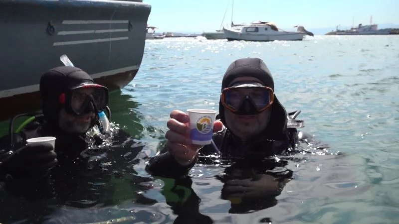 Müsilajdan arındırılan Tuzla’da denizde dalgıçların çay keyfi
