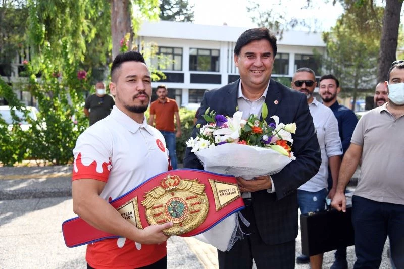 Milli Boksör Alcu, Başkan Karaca’yı ziyaret etti