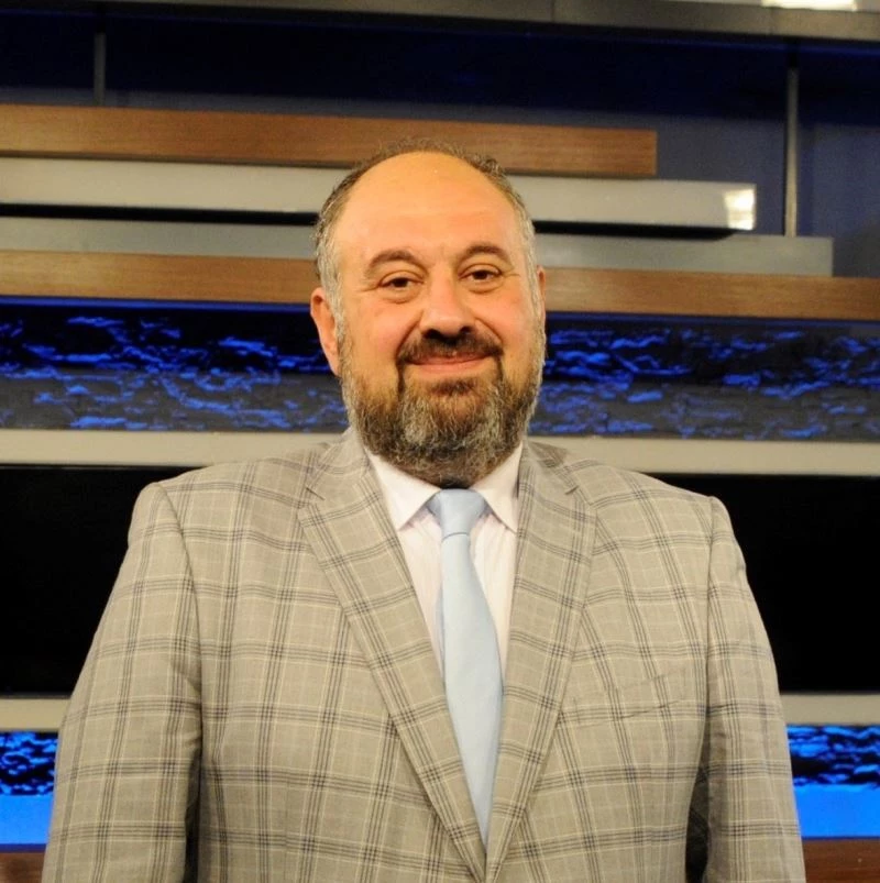 “Tak Bi Mavi Kravat” hem köprüde hem sahalarda
