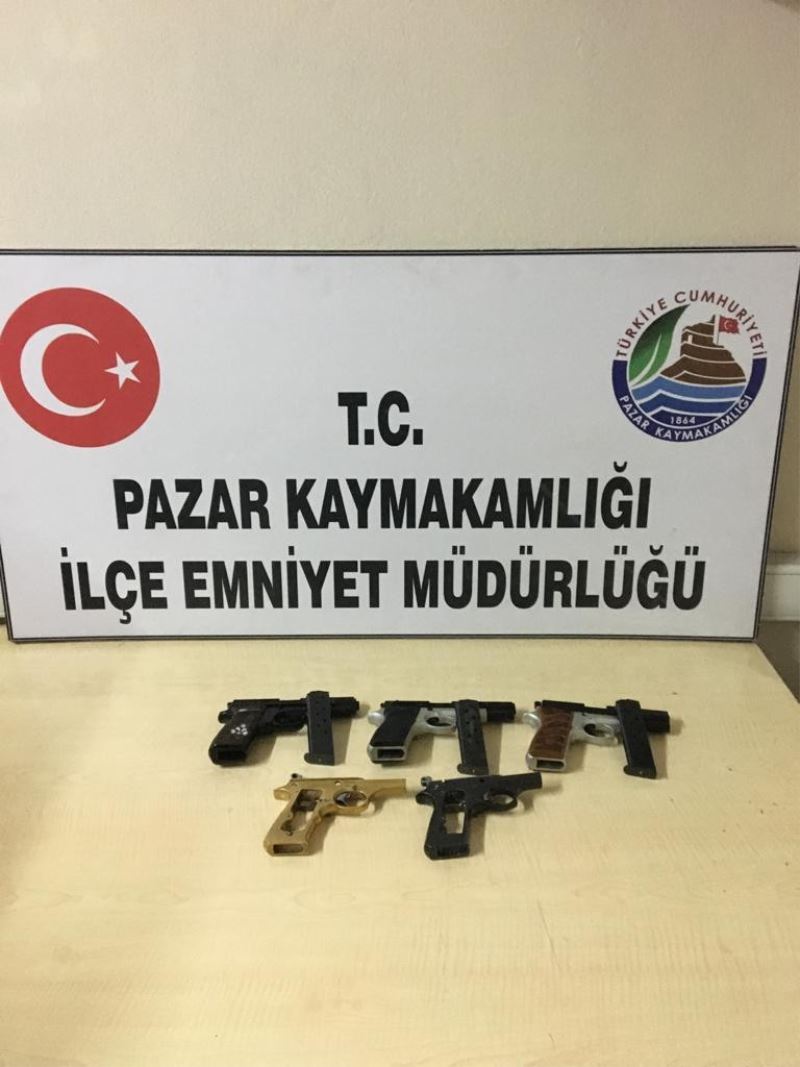 Yolcu otobüsüne bırakılan çuvaldan ruhsatsız silah ve aparatları çıktı
