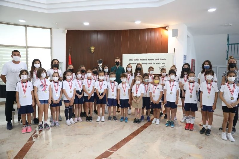 Rektör Hotar, okullarına kavuşan miniklerle buluştu
