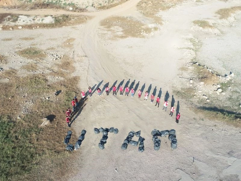 Çöplerle “Utan” yazdılar
