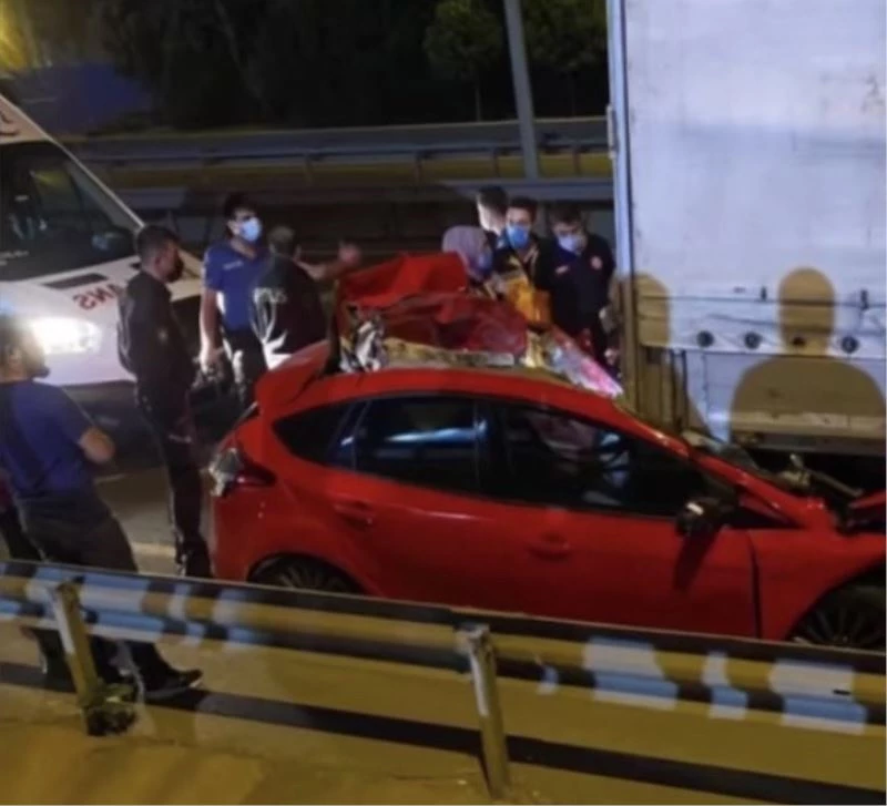 Tıra çarpıp paramparça olan otomobilden cansız bedeni çıkarıldı
