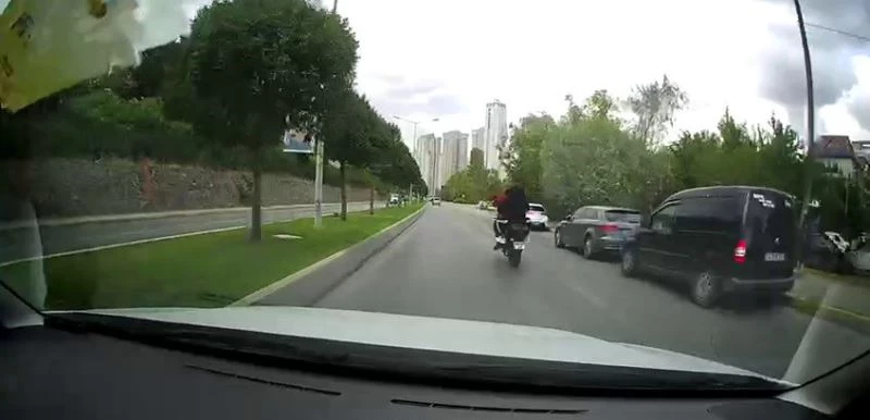 (Özel) Ataşehir’de motosikletlinin tek teker terörü kamerada
