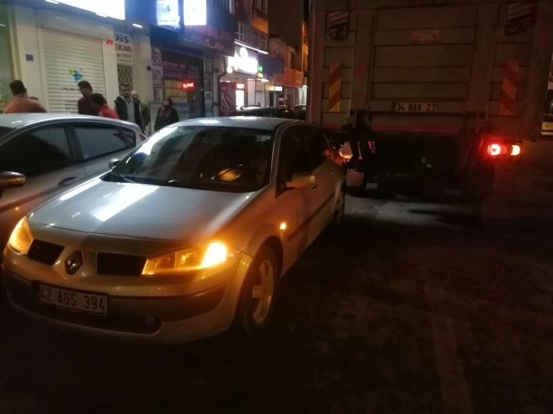 Sürücünün el frenini çekmeyi unuttuğu kamyon otomobile çarptı
