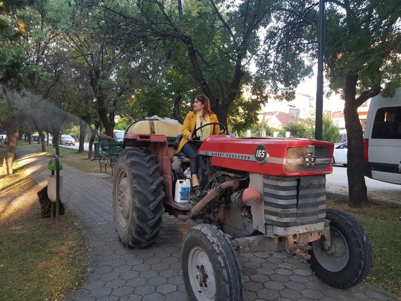  Kadın muhtar traktöre binip mahallesini ilaçladı
