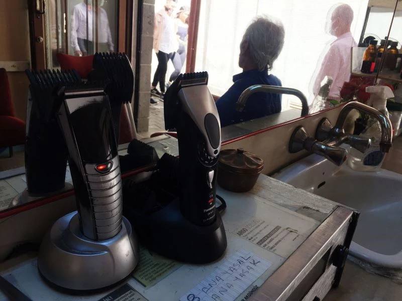 İstemeyerek başladığı berberlik mesleğinde 60 yılı devirdi
