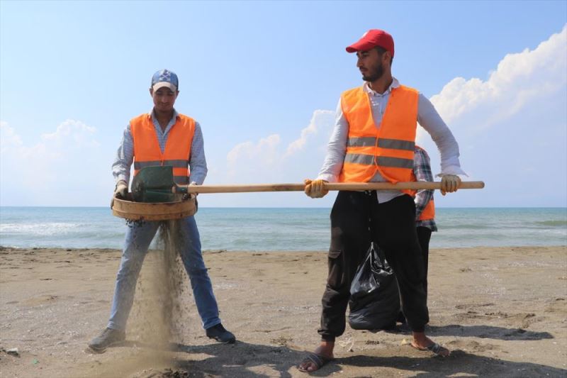 Hatay sahillerinde Suriye kaynaklı petrol sızıntısının temizlik çalışmaları sürüyor