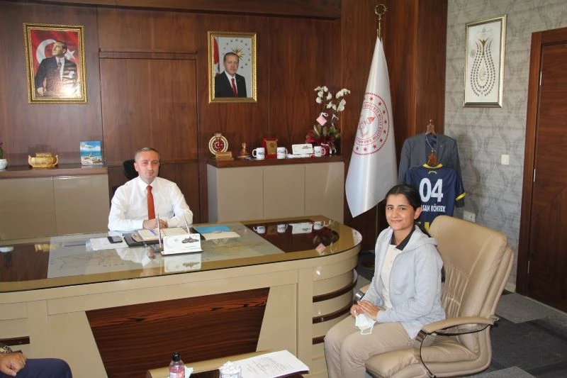 Göçük arama ve kurtarma robotu üreten öğrenci Müdür Kökrek’i ziyaret etti
